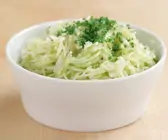 Klassischer Weißkrautsalat in einer weißen Schüssel