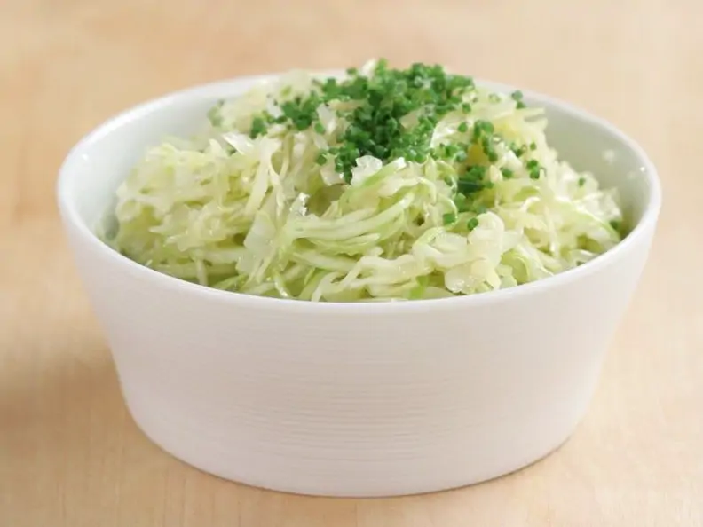 Klassischer Weißkrautsalat in einer weißen Schüssel