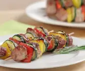 Fleischspieße mit Gemüse aus dem Ofen