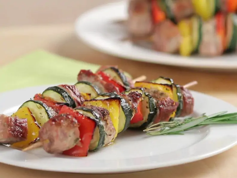 Fleischspieße mit Gemüse aus dem Ofen