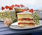Erdbeertorte mit Pistazien