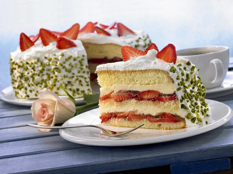 Erdbeertorte mit Pistazien