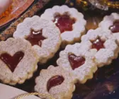 Weihnachtsplätzchen mit Marmelade