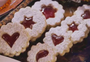 Weihnachtsplätzchen mit Marmelade