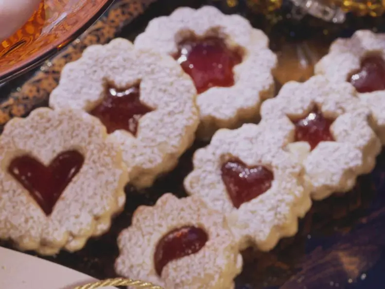 Weihnachtsplätzchen mit Marmelade