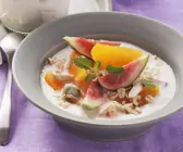 Müsli mit Joghurt und Obst