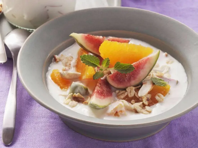 Müsli mit Joghurt und Obst