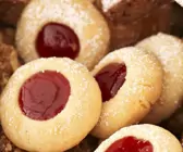 Plätzchen mit Kirschmarmelade