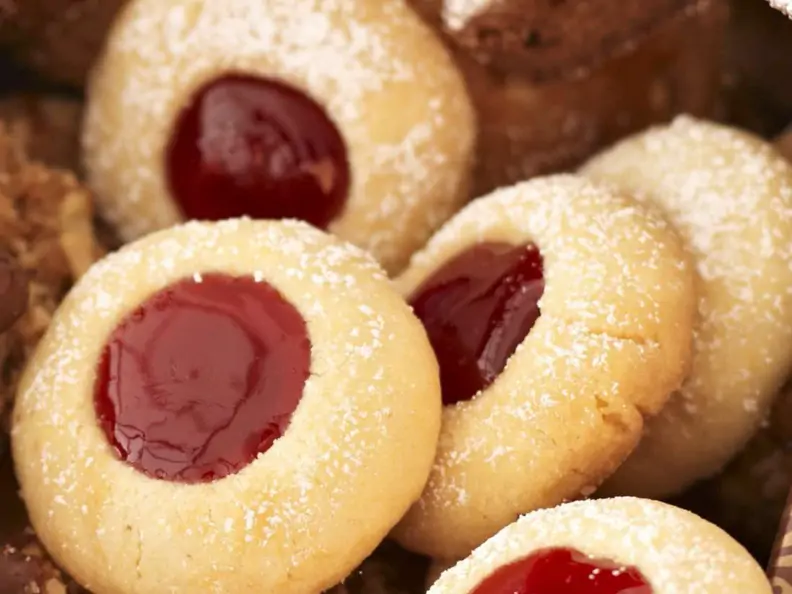Plätzchen mit Kirschmarmelade