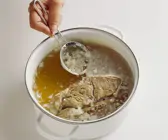 Selbsgekochte Rinderbrühe
