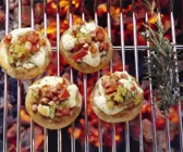 Gegrillte Pilze mit Füllung