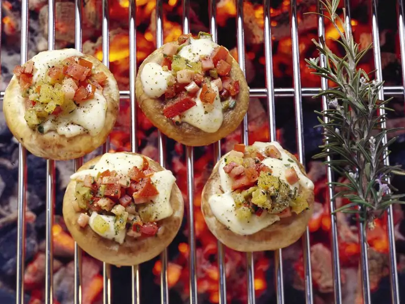 Gegrillte Pilze mit Füllung