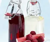 Selbstgemachter Sirup aus Hollerblüten und Rhabarber