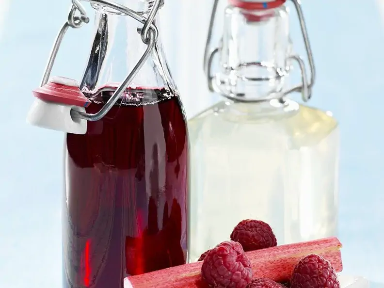 Selbstgemachter Sirup aus Hollerblüten und Rhabarber