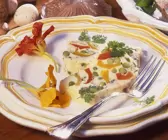 Terrine mit Ei und Gemüse