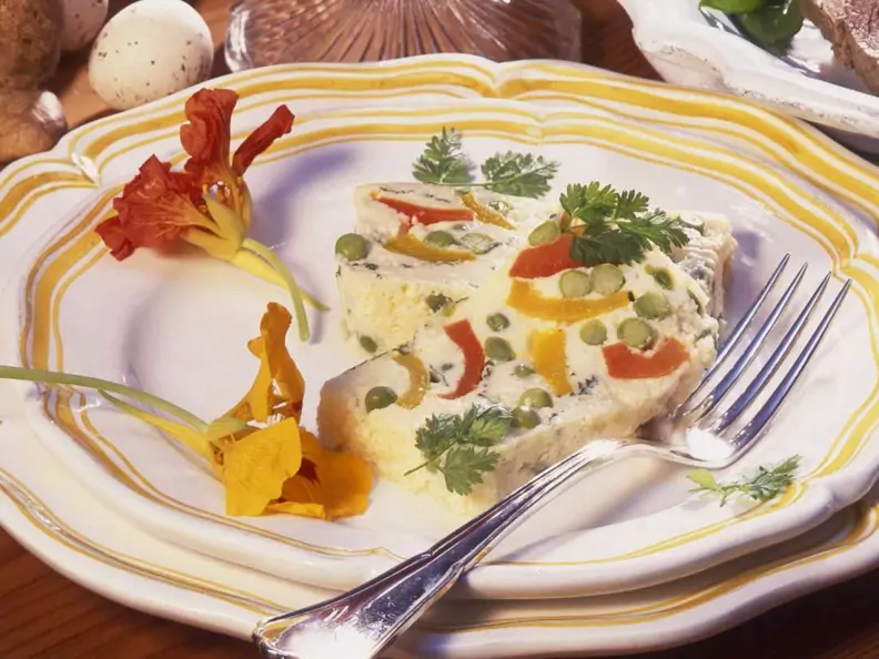 Terrine mit Ei und Gemüse