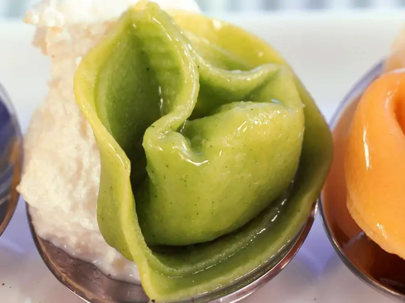 Grüne Tortellini mit Speck und Kartoffeln gefüllt