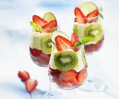 Erdbeer-Kiwi-Becher mit Sahne