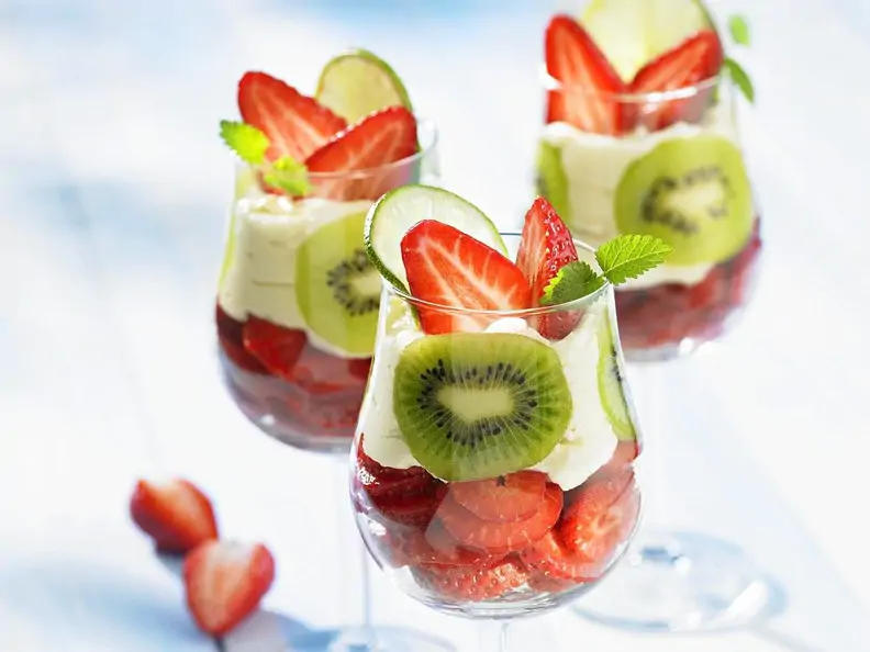 Erdbeer-Kiwi-Becher mit Sahne