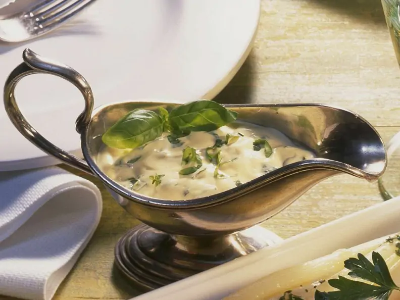 Sauce Hollandaise mit Basilikum