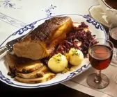 Sauerbraten mit Kartoffelnknödeln und Blaukraut