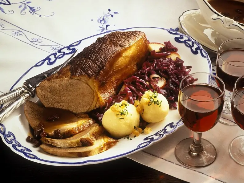 Sauerbraten mit Kartoffelnknödeln und Blaukraut