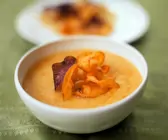 Cremige Möhrensuppe mit Gemüsechips
