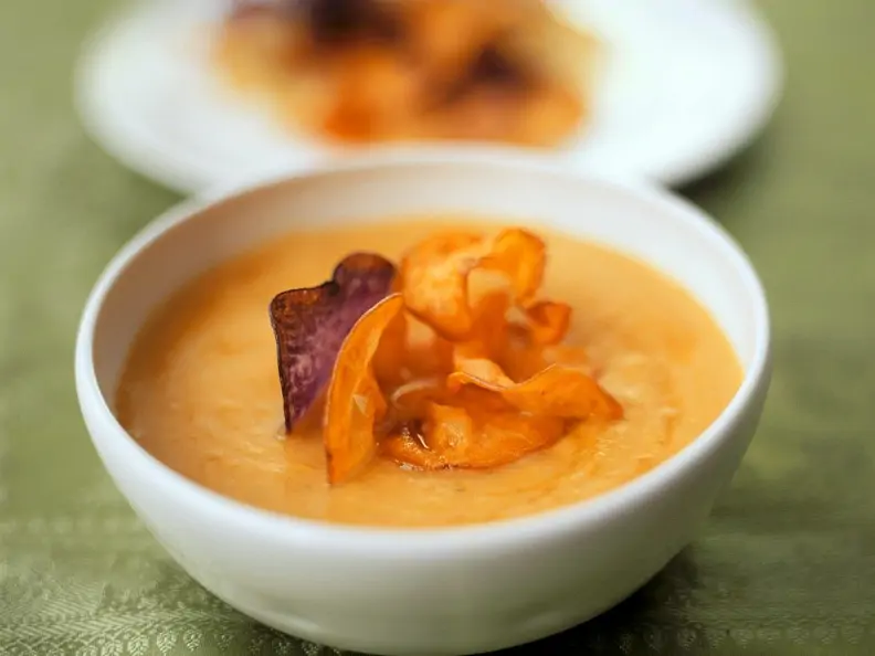Cremige Möhrensuppe mit Gemüsechips