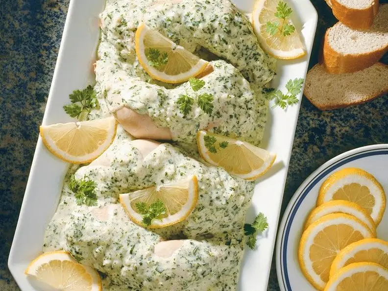 Saftige Hühnchenkeule mit Kräutersoße
