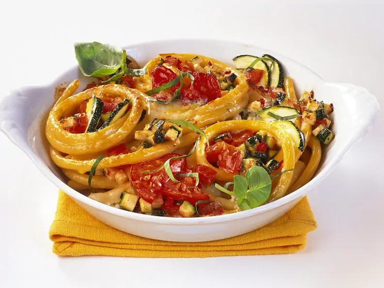 Nudelauflauf mit Zucchini und Tomaten