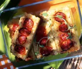 Reiskuchen mit Käse und Tomaten