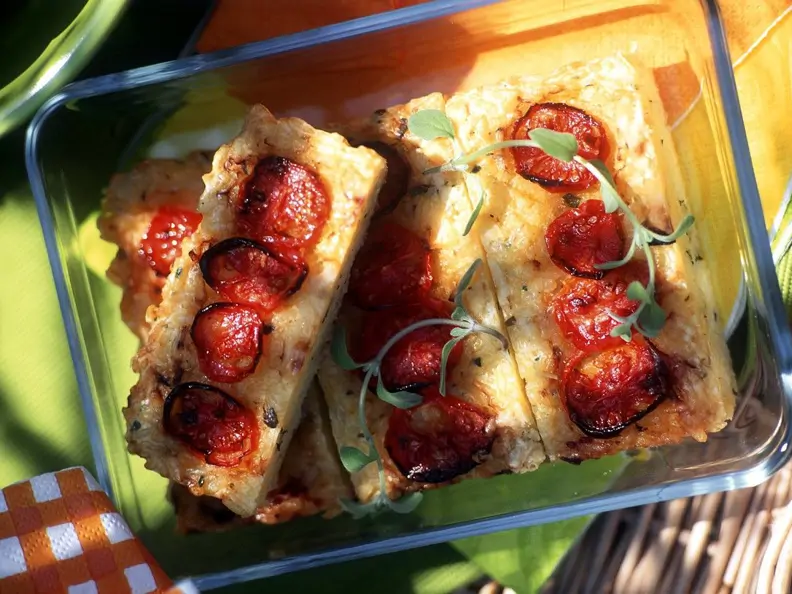 Reiskuchen mit Käse und Tomaten