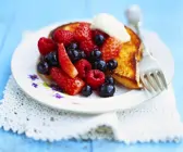 Arme Ritter mit gemischten Beeren