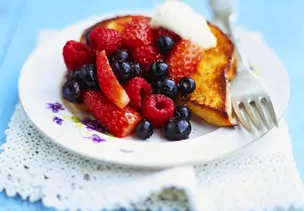 Arme Ritter mit gemischten Beeren