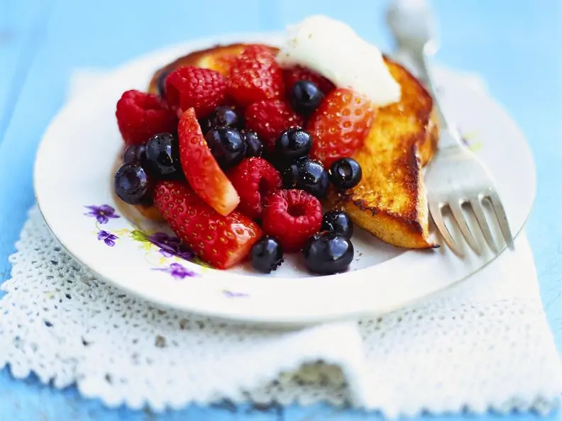 Arme Ritter mit gemischten Beeren