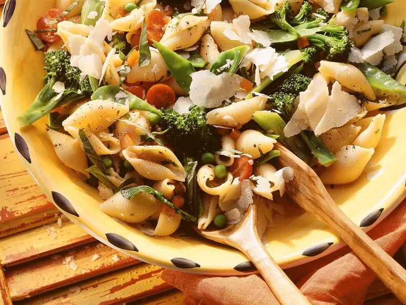 Pastasalat mit Gemüse