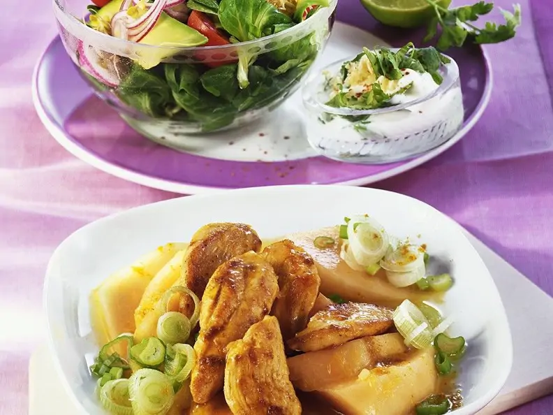 Fruchtiges Hähnchen mit Lauch und Salat