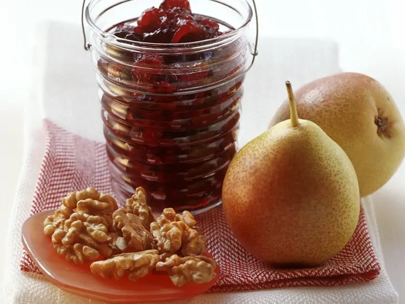 Birnen-Brombeer-Marmelade mit Nüssen