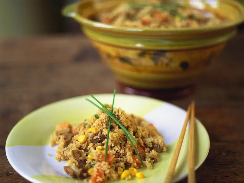 Scheinefleisch und Gemüse, dazu Couscous