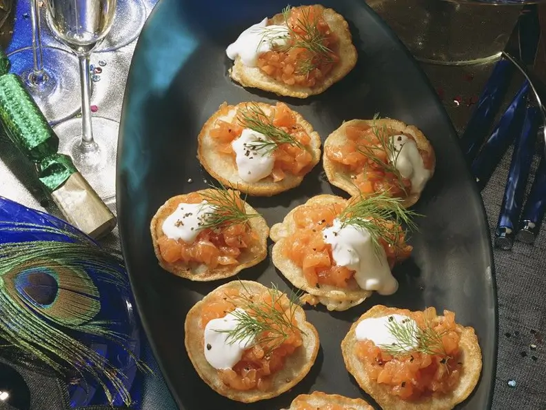 Blinis mit gehacktem Lachs