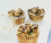 Herzhafte Muffins mit Pilzen und Pinienkernen