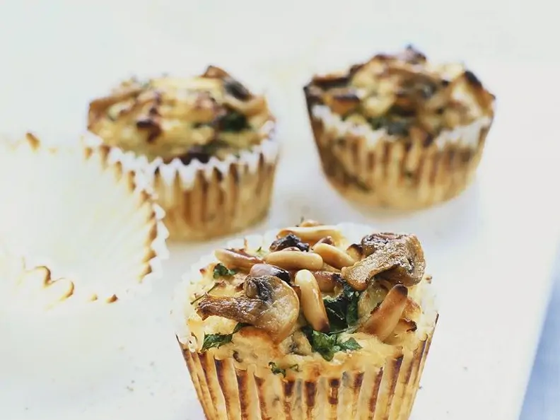 Herzhafte Muffins mit Pilzen und Pinienkernen