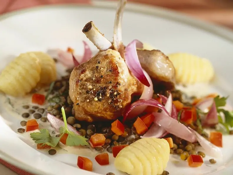 Lammkotelett mit Kartoffelnocken und Linsen
