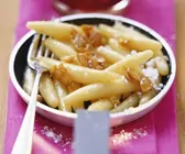 Schupfnudeln mit Krokant und Zwetschgen