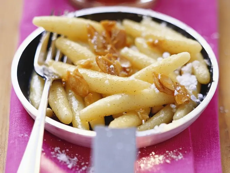 Schupfnudeln mit Krokant und Zwetschgen