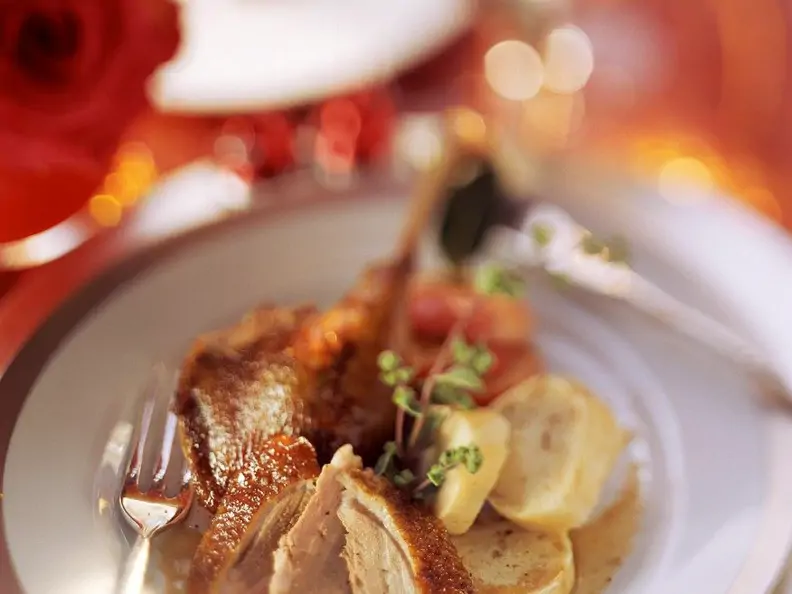 Ente mit Bratapfel und Knödelschnitten
