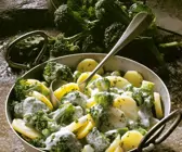 Broccoli und Kartoffeln mit Käsesauce