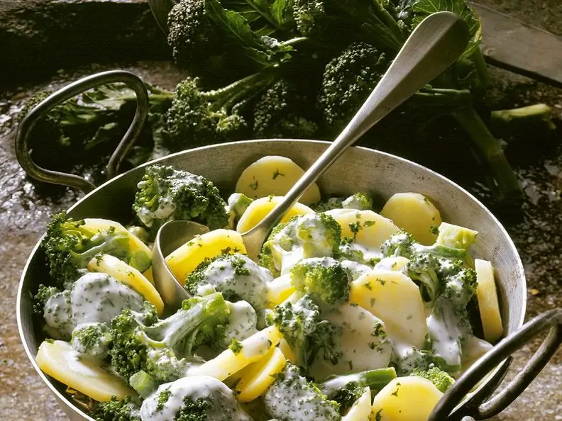 Broccoli und Kartoffeln mit Käsesauce