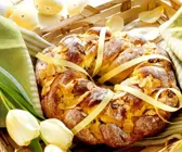 Österlicher Hefekranz mit Rosinen
