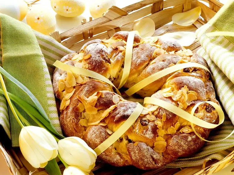 Österlicher Hefekranz mit Rosinen